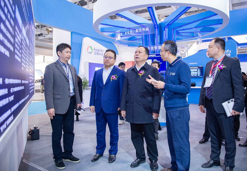 湖南省人大常委会副主任周农,工信部、交通部及湖南省、长沙市与会领导,以及当地交通行业代表和媒体等都莅临九游会在线登录官网展区参观交流。 湖南省人大常委会副主任周农,工信部、交通部及湖南省、长沙市与会领导,以及当地交通行业代表和媒体等都莅临九游会在线登录官网展区参观交流。